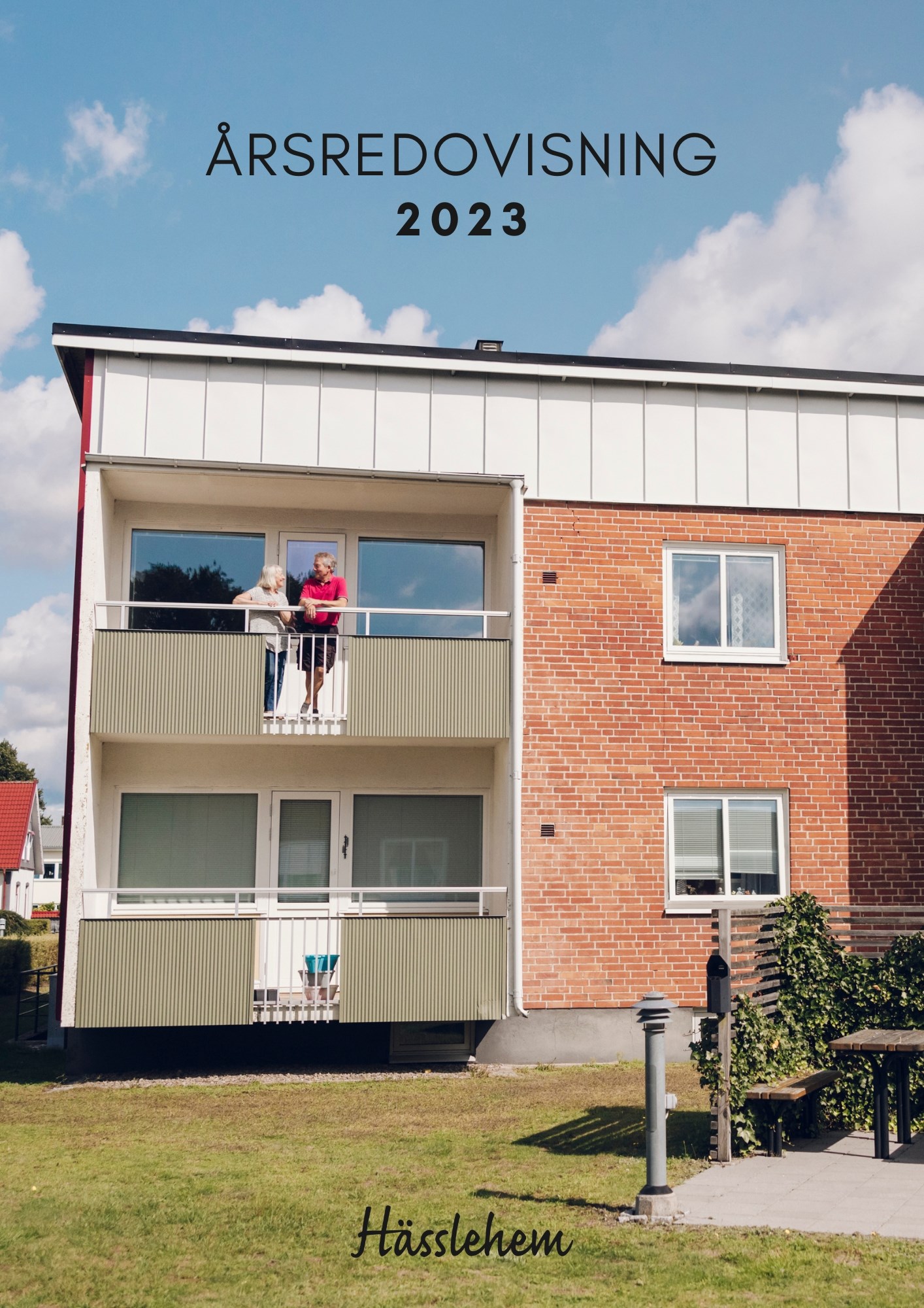 Omslag broschyr med årsredovisning bild på par som står uppe på balkongen till ett tvåvåningshus
