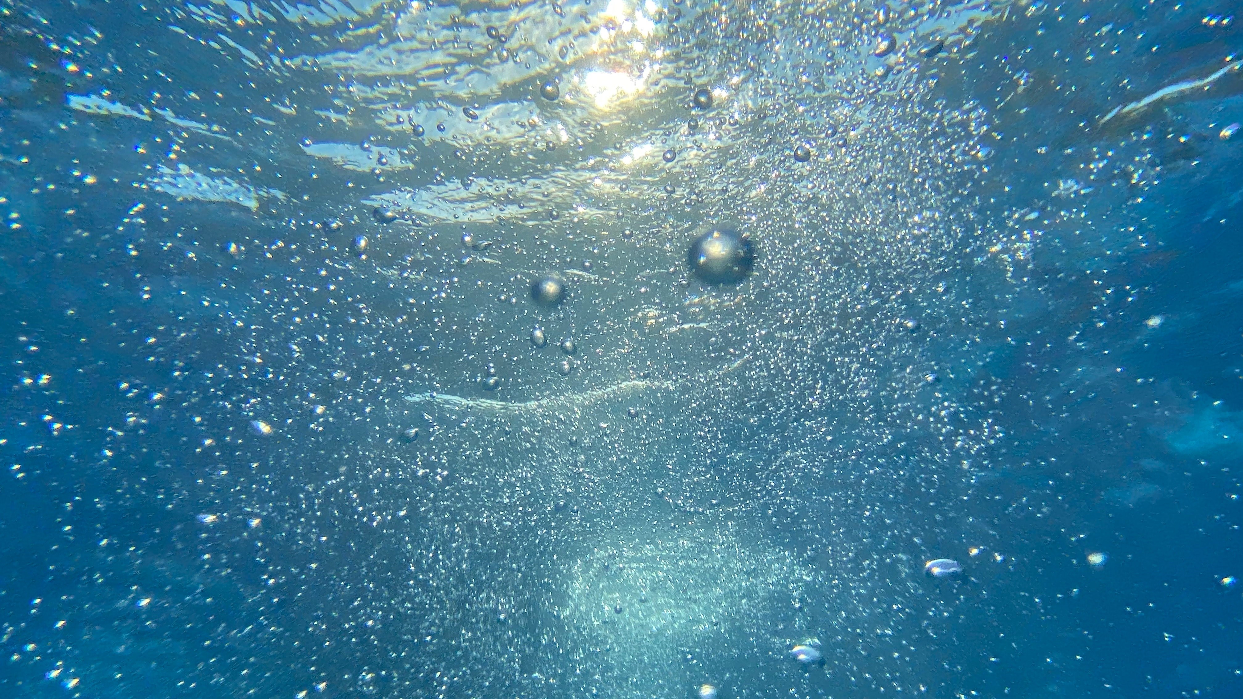 Vatten under ytan med vattendroppar