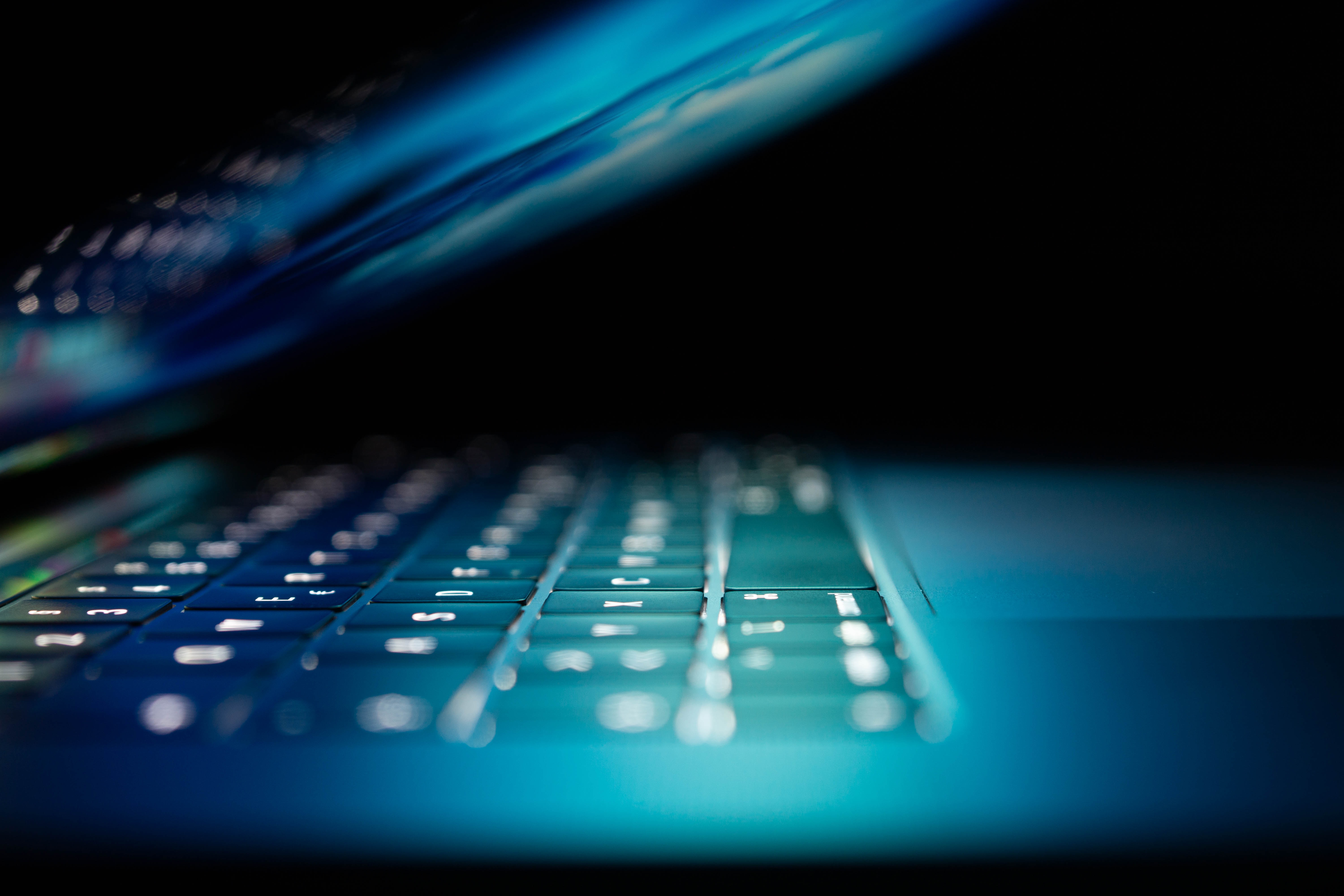 Uppslagen laptop med fokus på tangentbord