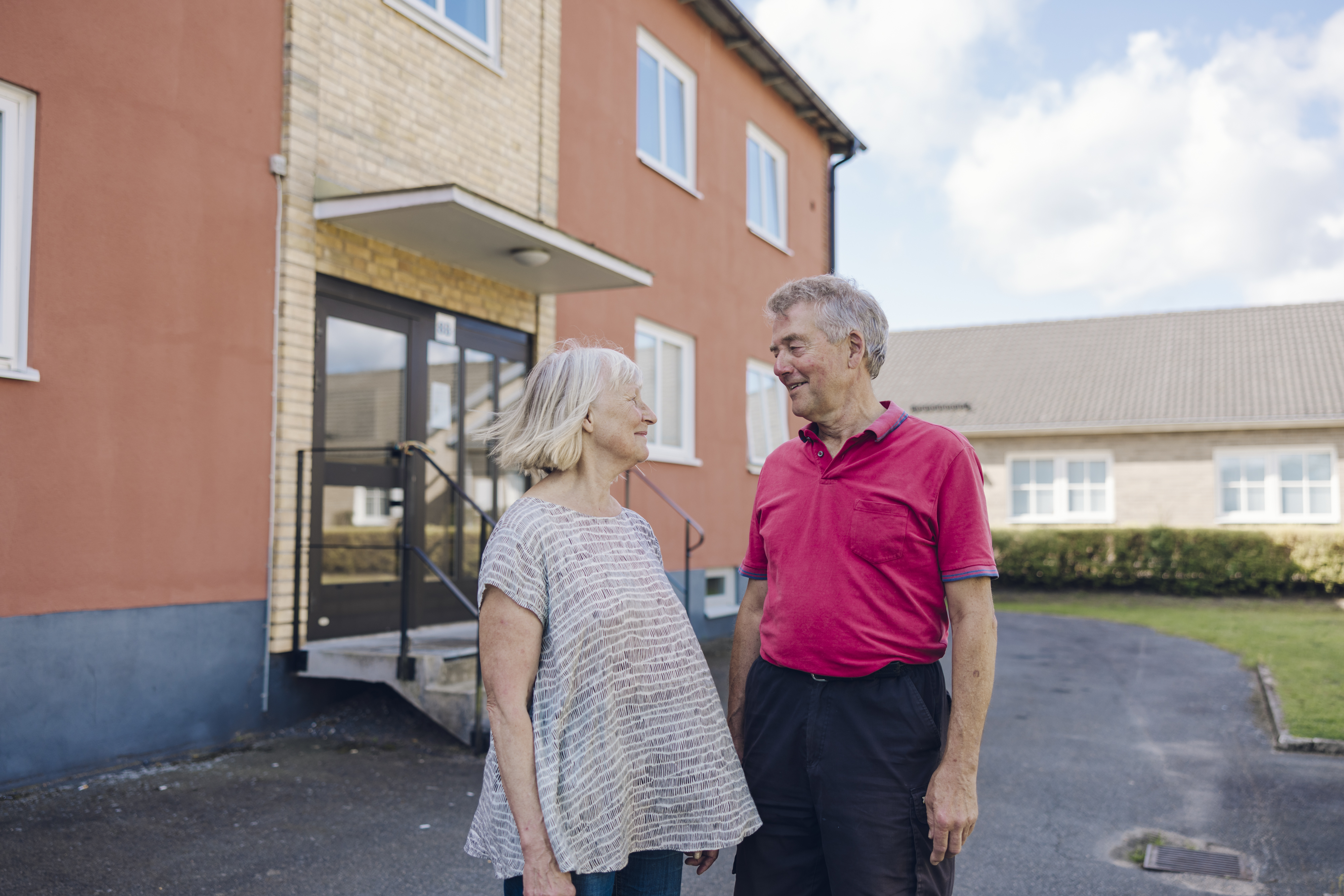 En kvinna och en man tittar kärleksfullt på varandra