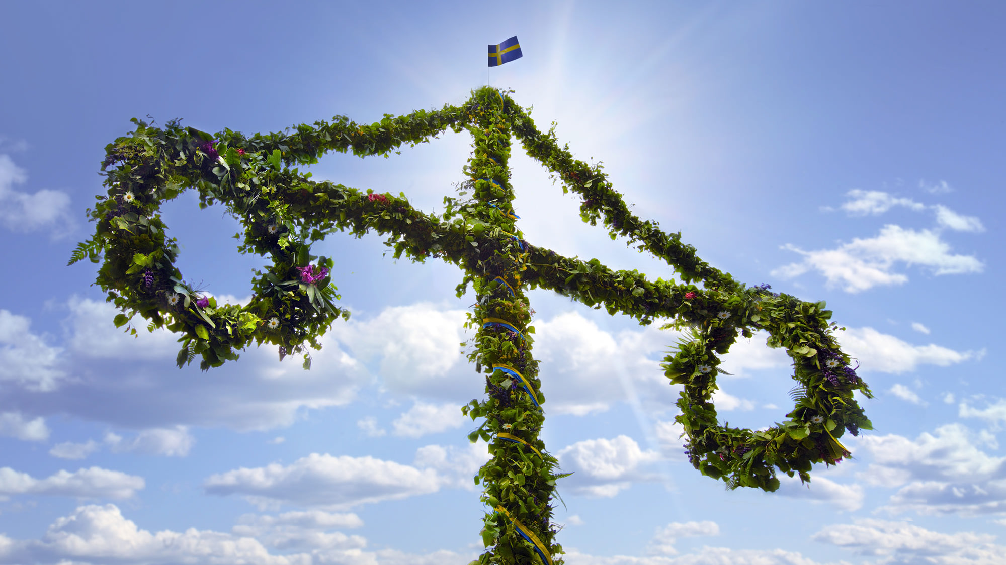 Midsommarstång och blå himmel
